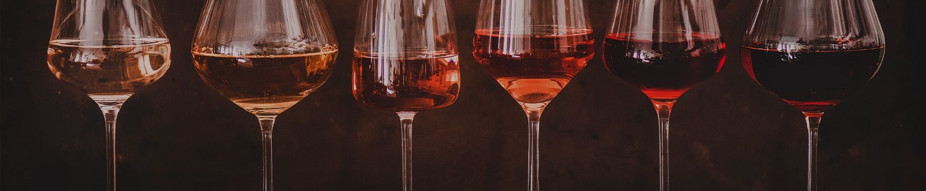 Verschiedene Weine in Weingläsern